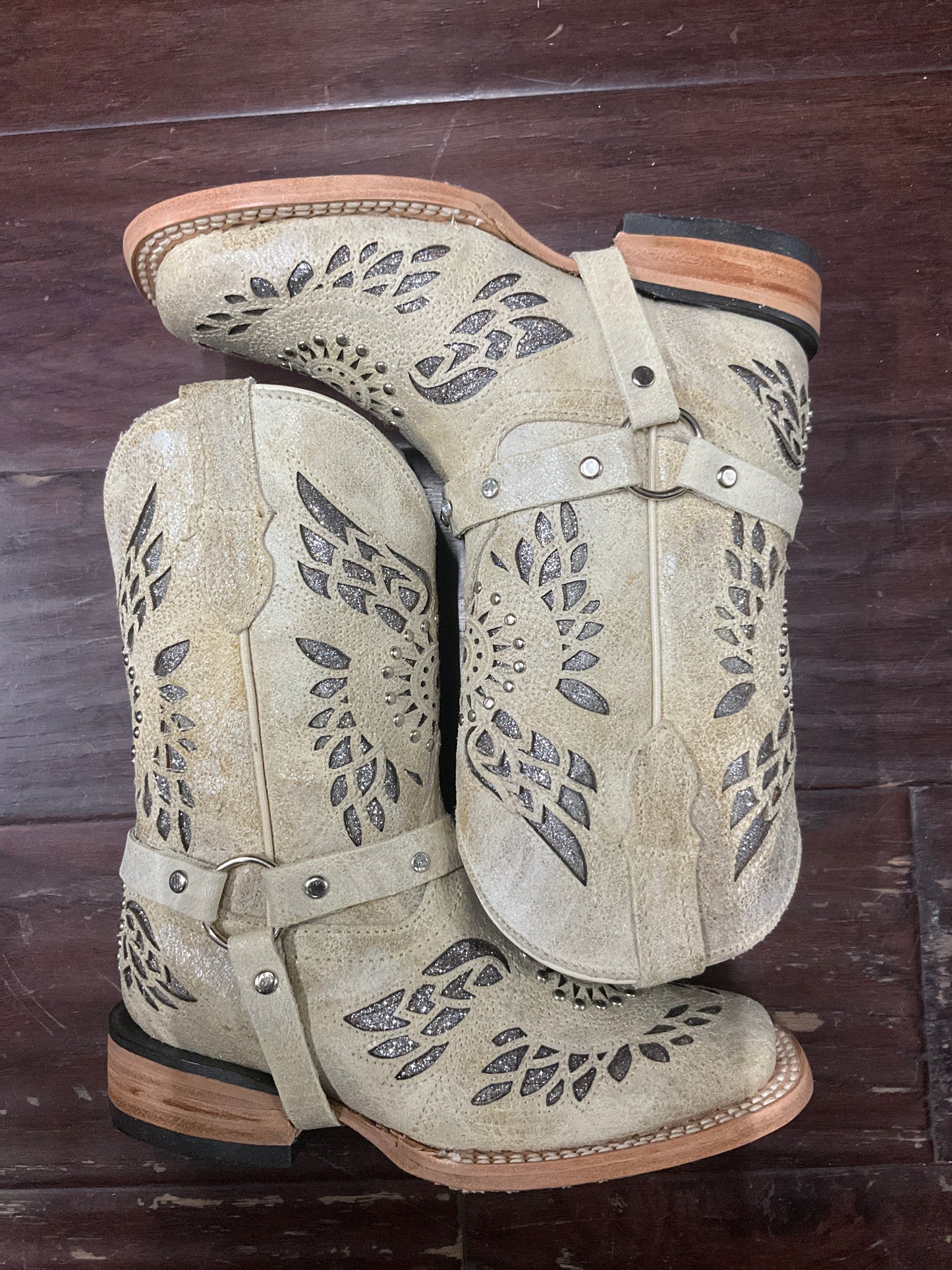 Girl boots Laser soles hueso