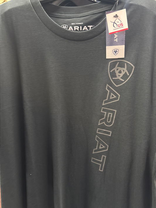 Ariat Vertical Logo SS Mens Shirt (Playera Caballero) Manga Corta Ebony Black/Negra