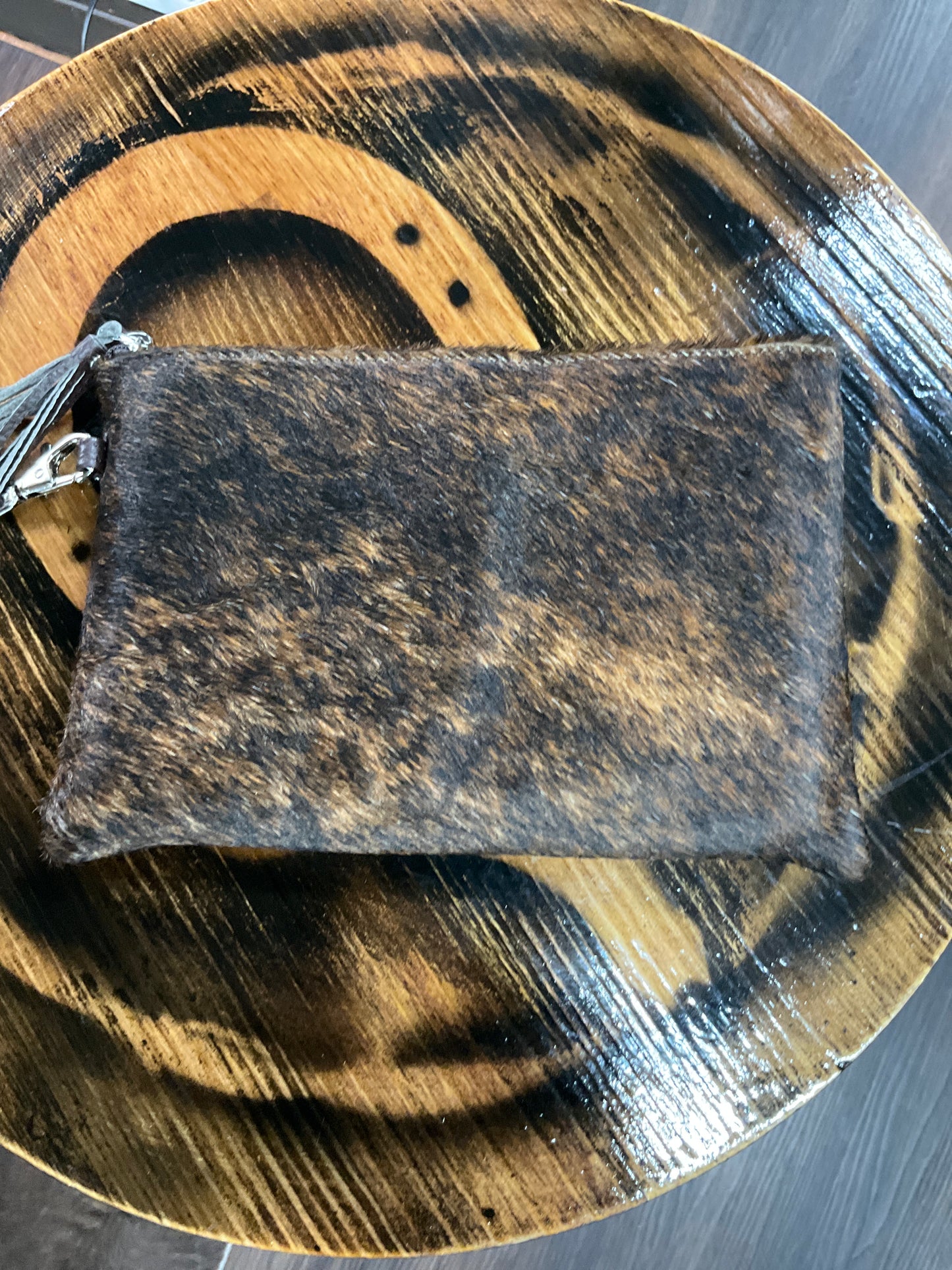 Wristlet  cowhide bag (Cosmetiquera pelo de vaca )
