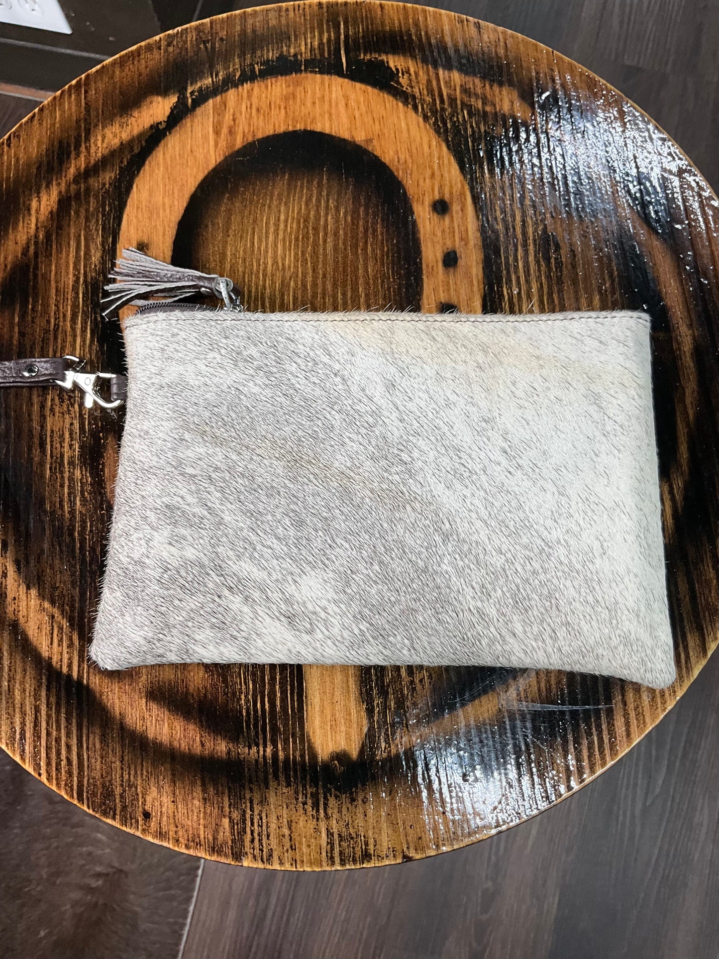 Wristlet  cowhide bag (Cosmetiquera pelo de vaca )