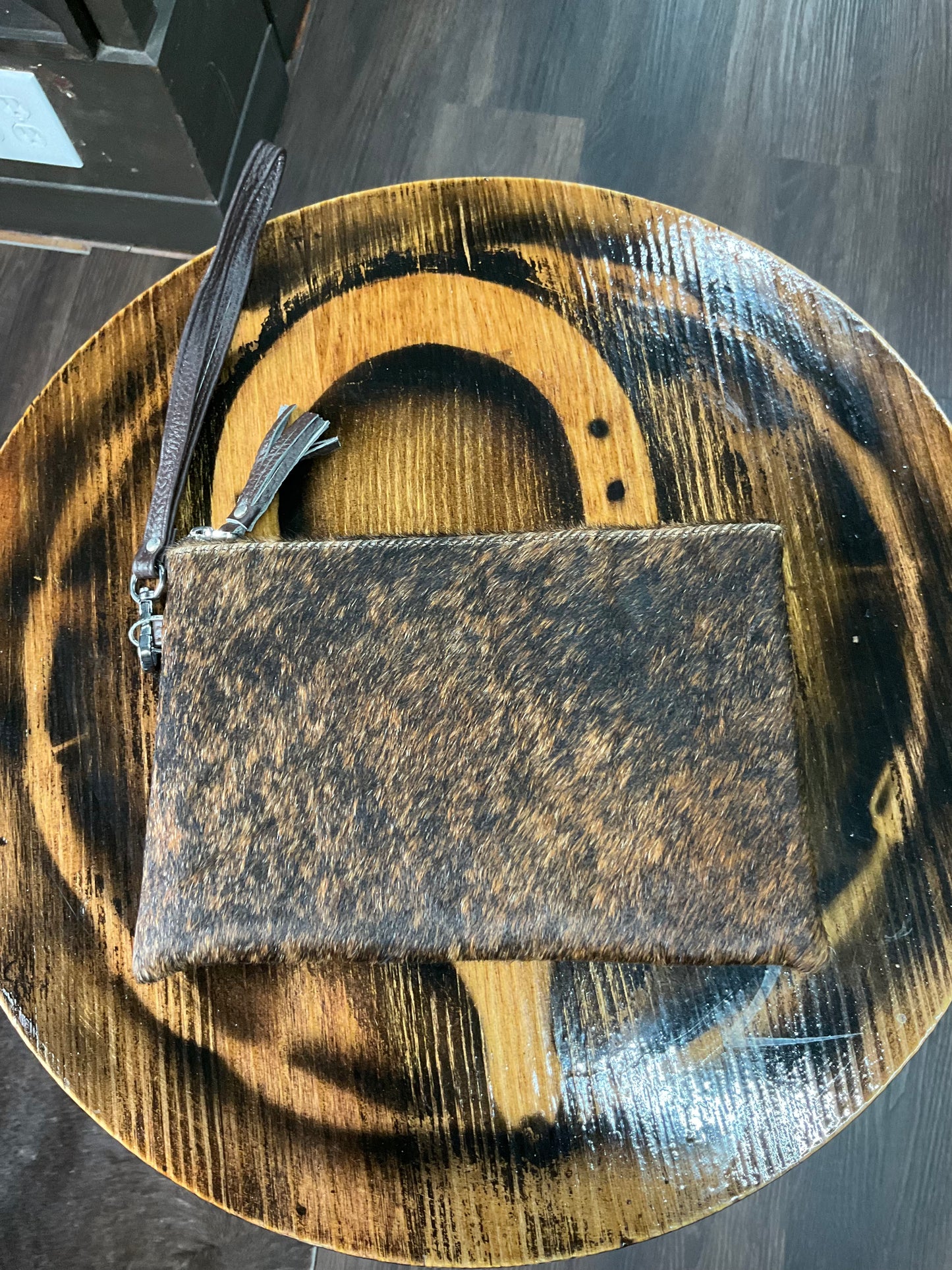 Wristlet  cowhide bag (Cosmetiquera pelo de vaca )