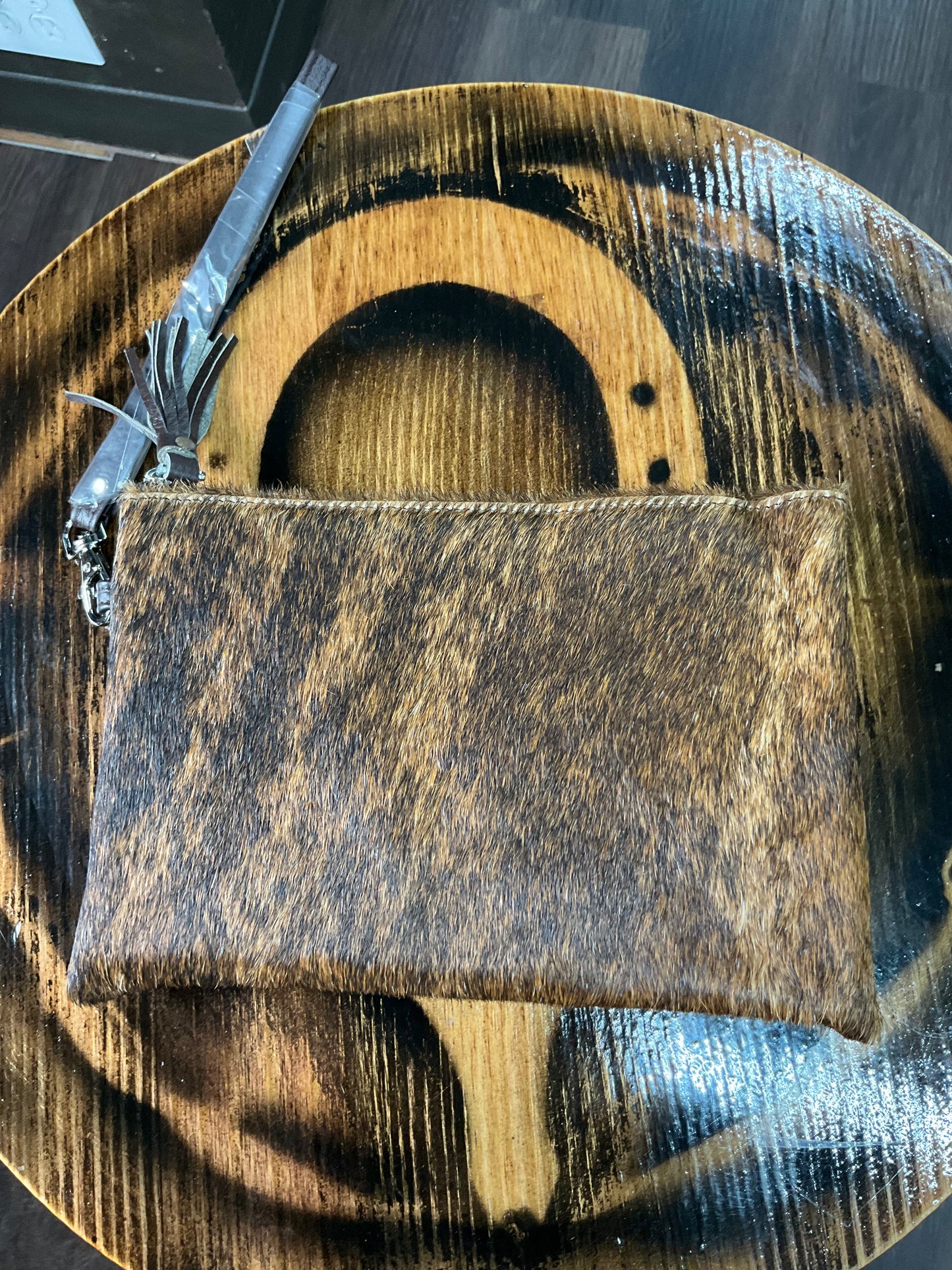 Wristlet  cowhide bag (Cosmetiquera pelo de vaca )